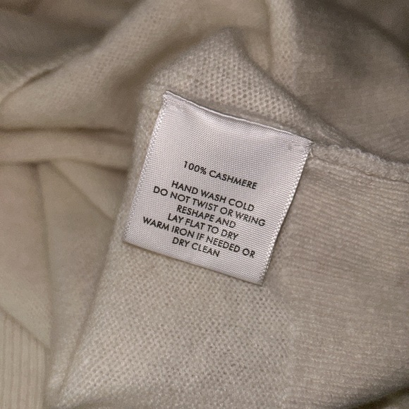 Essential Cashmere Crewneck - Picture 5 of 7